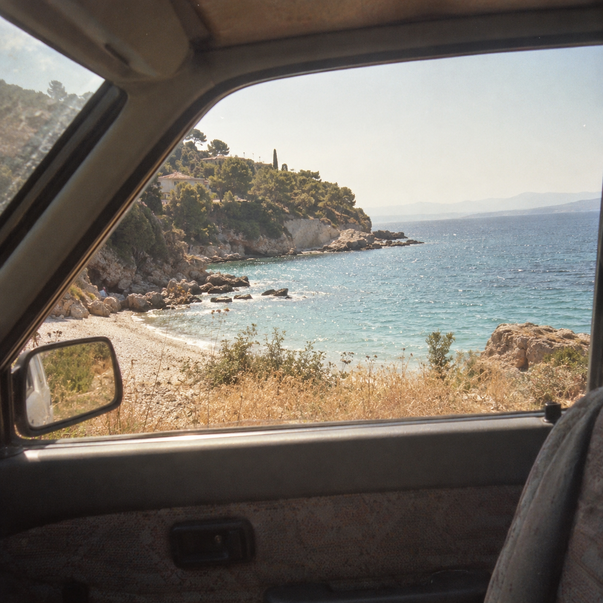 Voyage en voiture sur une route côtière, tonalités vintage