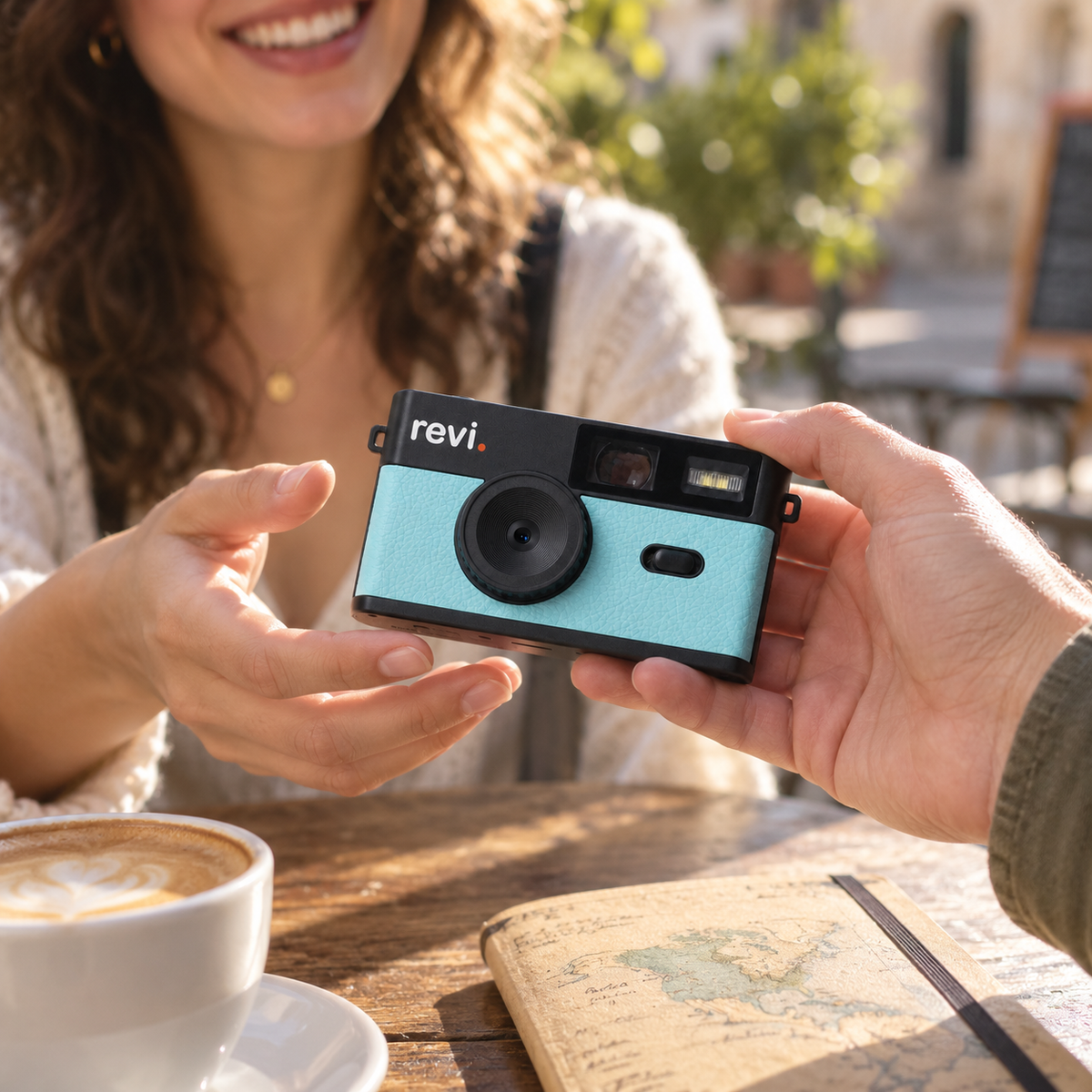 Un appareil REVI bleu offert à une personne dans un café